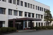 長野県警飯田署でガラス扉破壊、警察官が拳銃構え警告し男2人を現行犯逮捕