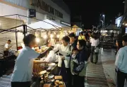津市大門で「金曜夜市」月2回開催、夜の賑わい復活へ