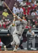 ロッテが3連勝、広島は満塁好機を逃す プロ野球