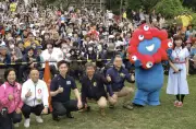 標高千メートル超の金剛山にミャクミャク登場、ファン約300人が詰めかけ「まるで万博」