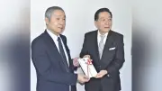 障害児支援へ300万円「おぎゃー献金」熊本施設に贈呈