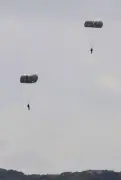 米軍嘉手納基地でパラシュート降下訓練、日米合意後4回目　県が中止要求