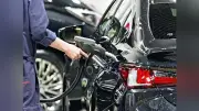 ガソリン補助金月4000億円、与野党から引き下げ検討求める声 高市首相は効果強調