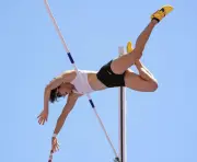 諸田実咲が女子棒高跳びで日本新記録、4メートル50を達成