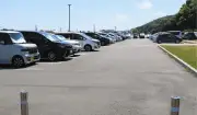 愛知・豊川の公園駐車場で２歳男児が車にはねられ死亡、82歳容疑者を逮捕