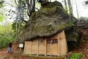 只見町の三石神社、三つの岩に願いを込めて縁結びの祈り