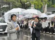 博多どんたくに「豊臣兄弟！」俳優登場　雨の中笑顔でパレード