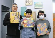 障がい者アーティストが日本画家の色紙の裏に描く、川崎で展覧会