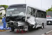 マイクロバス事故、容疑者「運転や体調不安なし」も５日前に追突事故、複数物損
