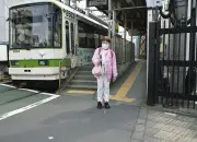 視覚障害者が駅にたどり着けない…都電荒川線の点字ブロック断絶問題