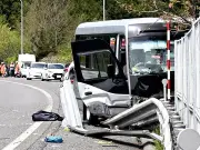 高速道で分岐誤り別方向へ、死亡事故のマイクロバス