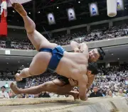 霧島が１１勝目で単独首位、１差に若隆景ら３人 大相撲夏場所１３日目
