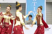 愛子さま、ラオスフェスに伝統衣装で出席　民族舞踊に拍手