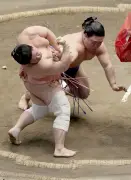 宇良が執念の逆転劇で初優勝の可能性を残す、館内は大声援