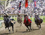 甲冑まとい騎馬武者疾走、福島「相馬野馬追」見せ場に観客熱狂