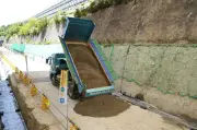 低レベル放射性廃棄物埋設センターで初の覆土作業開始　青森・六ケ所村