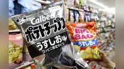 白黒パッケージのポテチ登場、札幌のコンビニに並ぶ ナフサ不足で