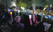 高市政権の改憲に反対「戦争したがる政治を止めよう」国会前でペンライトデモ