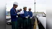 赤沢経産相、石油備蓄基地を視察 政府放出後初、必要量確保を強調