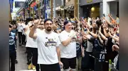 長崎ヴェルカ、優勝パレードでファンと歓喜　市中心部でセレモニーも