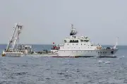 中国船が尖閣沖で海洋調査か、EEZ内でパイプ投入を確認 海保が中止要求