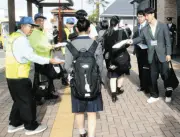 痴漢撲滅へ高校生らが啓発活動、JR安中駅で冊子配布