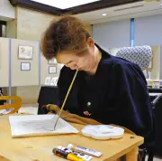 「こころMoji」浦上秀樹さん、横浜で個展 口で筆を操り平仮名を組み合わせ漢字に