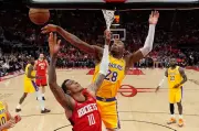 NBAレーカーズ八村塁が21得点の活躍、プレーオフ1回戦突破に貢献