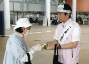 町田市長が一日民生委員に ポケットティッシュ配り活動PR