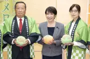 高市首相「茨城メロン世界に」笑顔で試食、生産者激励 鉾田市特産品を官邸でPR