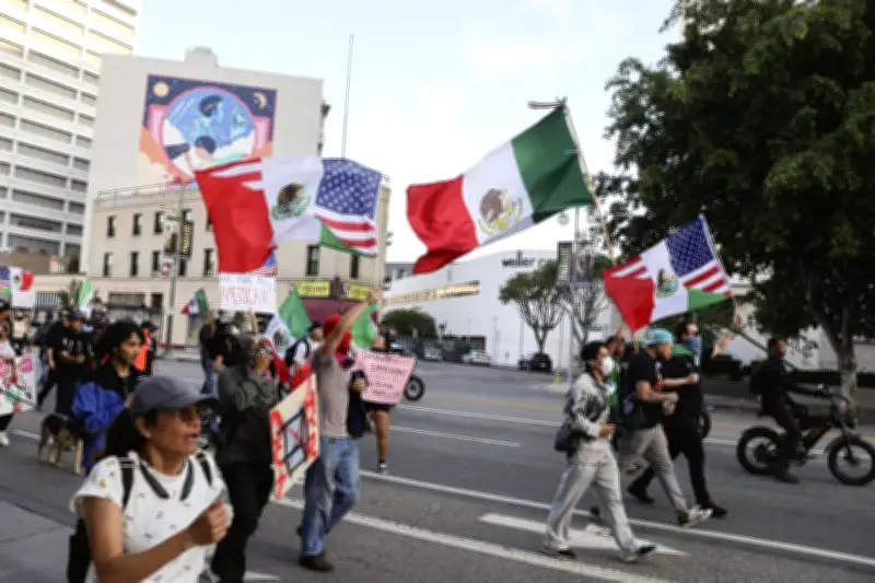 米国、不法移民摘発の効果見えず ロス抗議1年、収容施設で問題相次ぐ