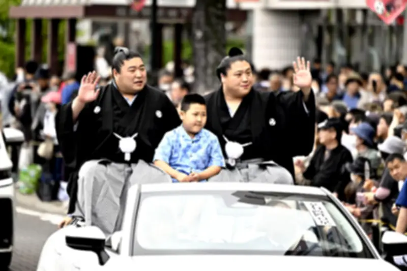 若隆景が故郷福島で優勝パレード、約1万5000人が歓迎