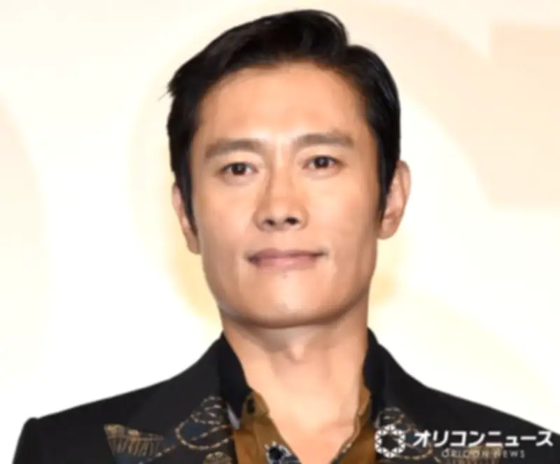 イ・ビョンホン、2歳長女と手つなぎ親子ショット公開