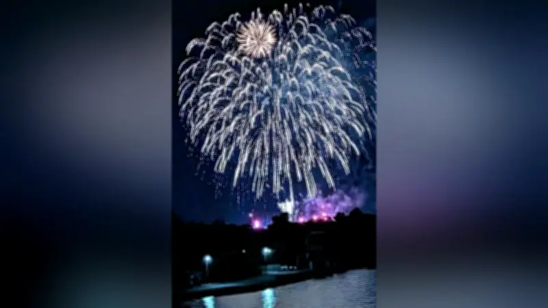 熊本・水俣市「恋龍祭」で花火2000発、夜空と海面に幻想的な光景