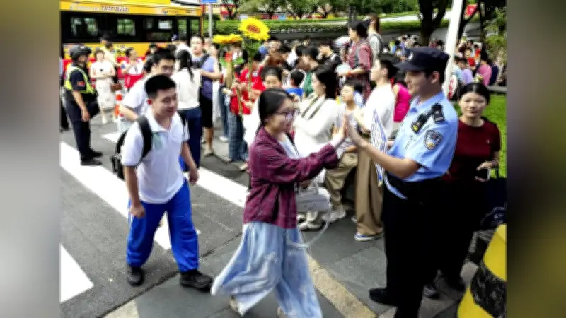 中国「高考」出願者2年連続減、AI不正防止に金属探知機や眼鏡検査