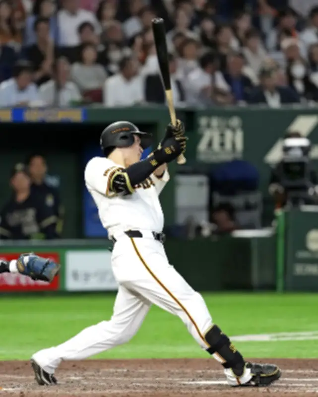 巨人が逆転勝ちで3連勝、泉口の決勝二塁打でオリックスを下す