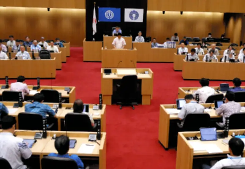 川崎市議会、かりゆしウエアで本会議 那覇市との友好都市30周年を記念