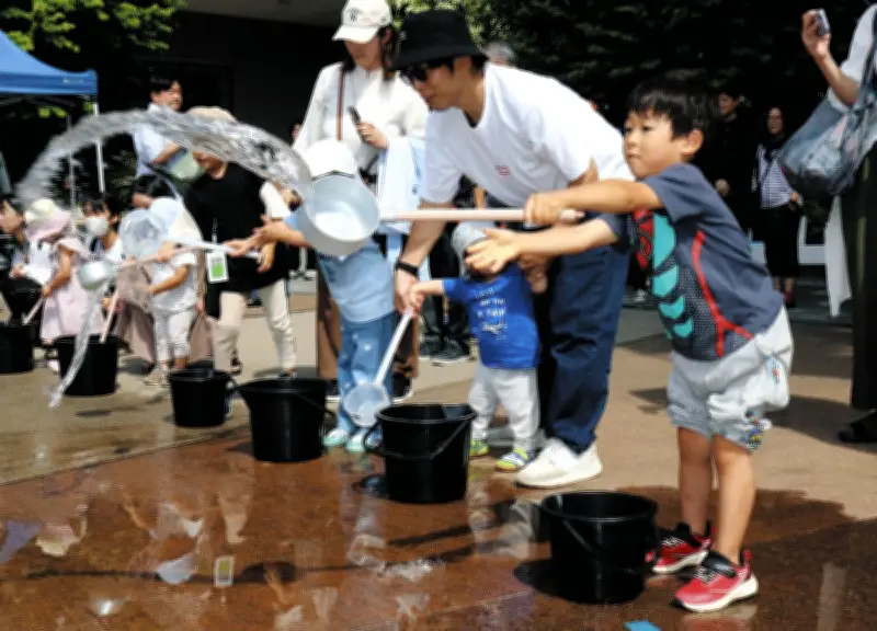 埼玉・新都心で打ち水大作戦、親子で涼しさ体感 路面温度8度低下
