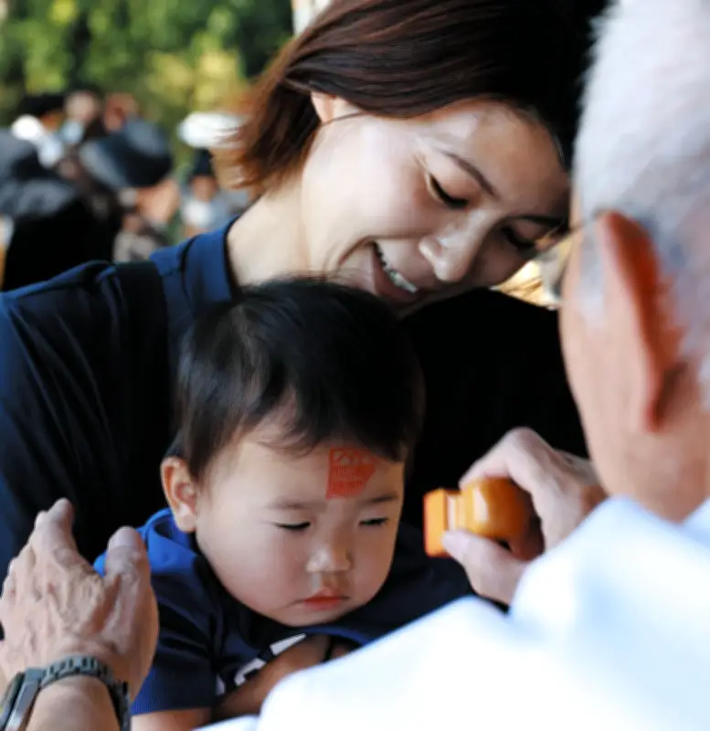 栃木・足利の奇祭「初山ペタンコ祭り」、子どもの額に元気印の朱印
