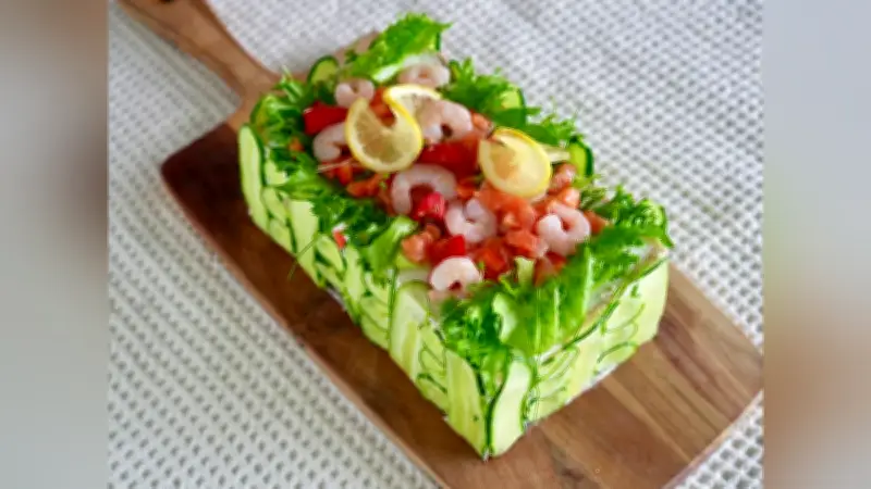サンドイッチのケーキ「スモーガストルタ」で夏至を祝おう！華やかレシピ