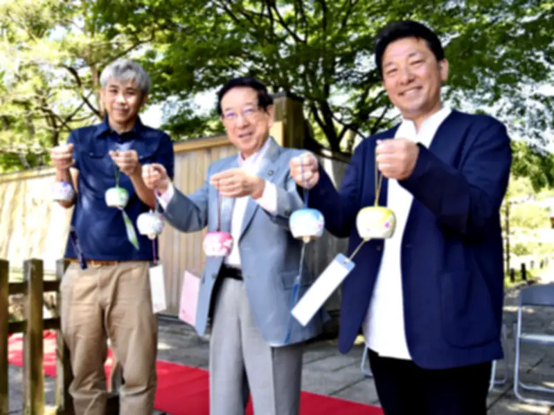 白河焼と京友禅技法融合の風鈴「福を呼ぶ桜ふうりん」商品化、南湖公園で展示販売