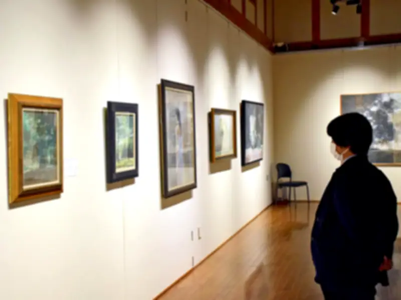 喜多方市美術館で後藤學展が開幕、繊細なタッチの作品に来場者見入る
