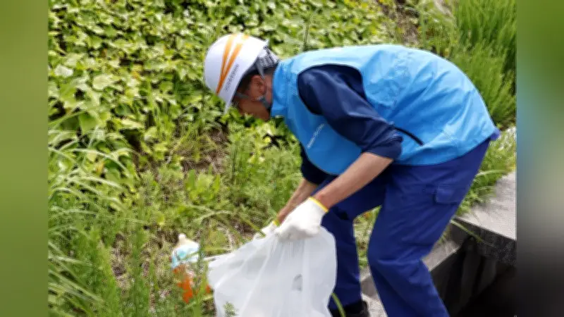 高速道路の「黄金のペットボトル」問題、悪臭で清掃員の負担大きく…背景に運送業界の時間制限