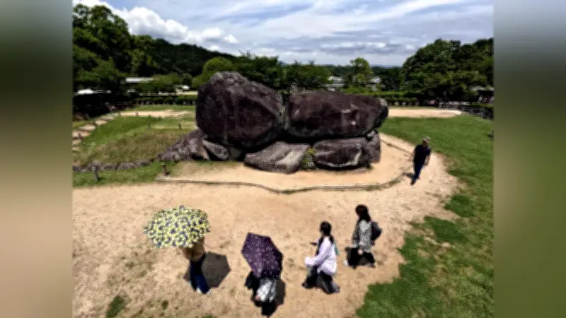 「飛鳥・藤原の宮都」世界遺産登録へ大きく前進、石舞台古墳に観光客続々