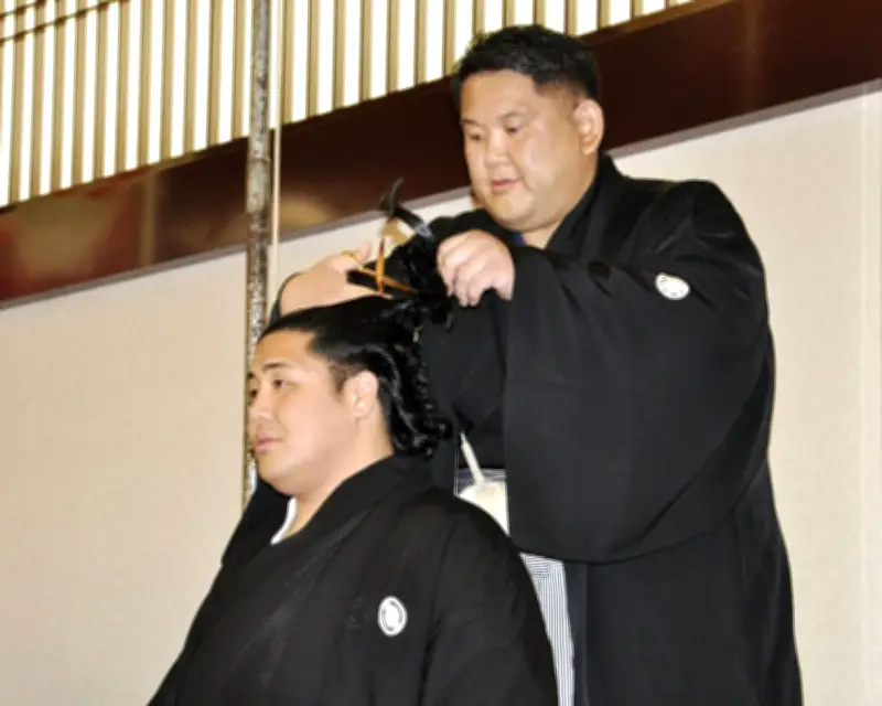 元十両勇磨が断髪式「必死にもがいた１２年間」約２００人が出席