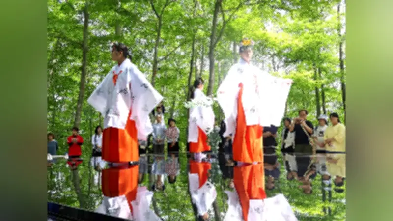 朝日・空気神社で児童が巫女姿で奉納舞、新緑の中感謝の祈り捧げる