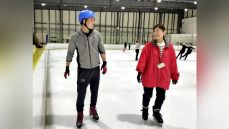 記者がスケート初挑戦、全身使い壁に激突も無事滑走…岡山国際スケートリンク