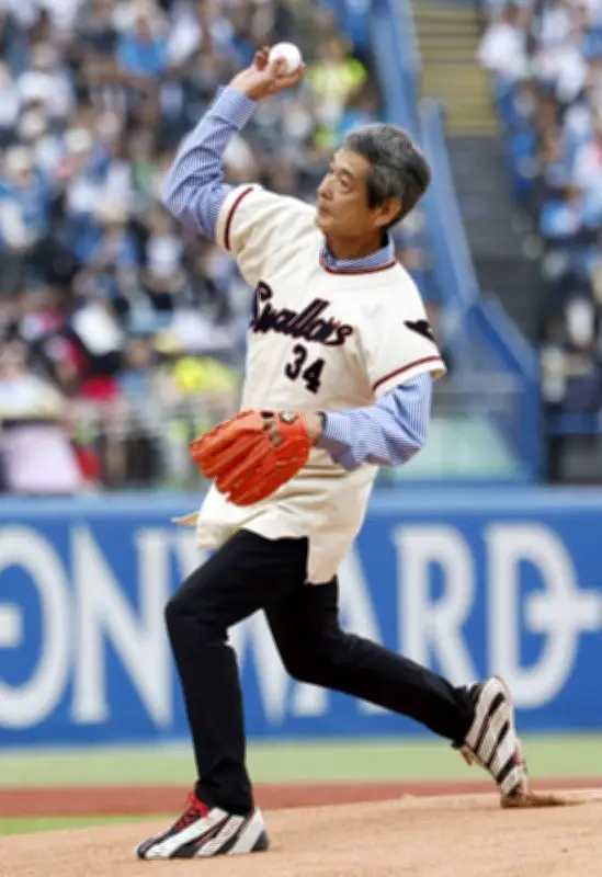 金田正一さんの息子で俳優の賢一さん、ヤクルト戦で始球式を務める