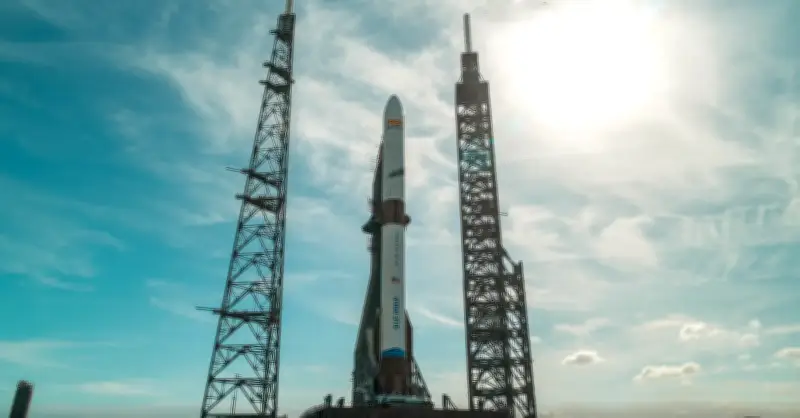 ブルーオリジンの大型ロケットが爆発、ベゾス氏「原因特定に向けて取り組んでいる」