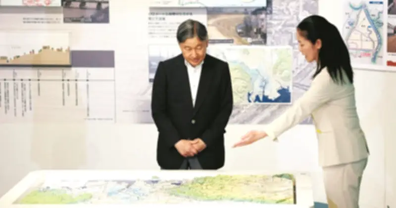天皇陛下、荒川の水門を船で視察 避難訓練に質問も